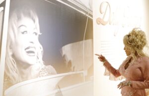 ドリー・パートン、今後の公演をキャンセルし、健康状態について最新情報を発表 dolly-parton-cancels-upcoming-shows,-offers-health-update
