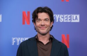ジョン・ムレイニーが衝撃的なスタンドアップコメディで、RFKジュニアがシェリル・ハインズを裏切ったと非難 john-mulaney-accuses-rfk-jr.-of-cheating-on-cheryl-hines-in-shocking-standup-bit