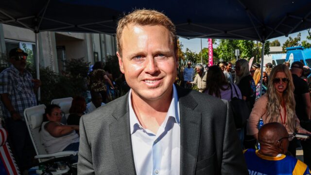 スペンサー・プラットは共和党員として、それとも民主党員としてロサンゼルス市長選に出馬するのですか？