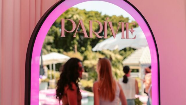 paris-hilton’s-coachella-beauty-secret:-the-smart-mirror-you-need-to-know-about