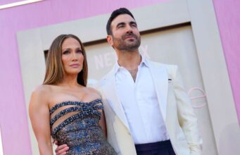 Jennifer Lopez Crowns ‘Office Romance’ Co-Star Brett Goldstein as Her Top Rom-Com Leading Man jennifer-lopez-crowns-‘office-romance’-co-star-brett-goldstein-as-her-top-rom-com-leading-man