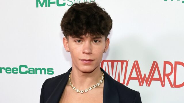 ポルノスターのドレイク・フォンが家庭内暴力、絞殺の容疑で逮捕される