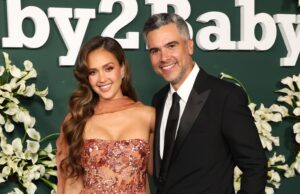 Jessica Alba & Cash Warren’s Awkward Graduation Distance Isn’t What You Think jessica-alba-&-cash-warren’s-awkward-graduation-distance-isn’t-what-you-think