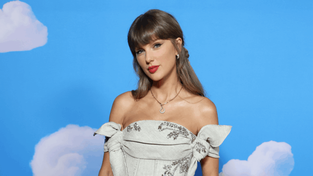 taylor-swift-performs-with-randy-newman-at-‘toy-story-5’-premiere
