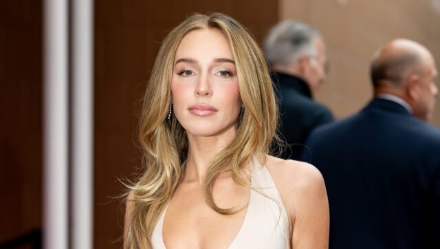 アレックス・クーパーの純資産2026年：『コール・ハー・ダディ』の司会者はどれくらい稼いでいるのか