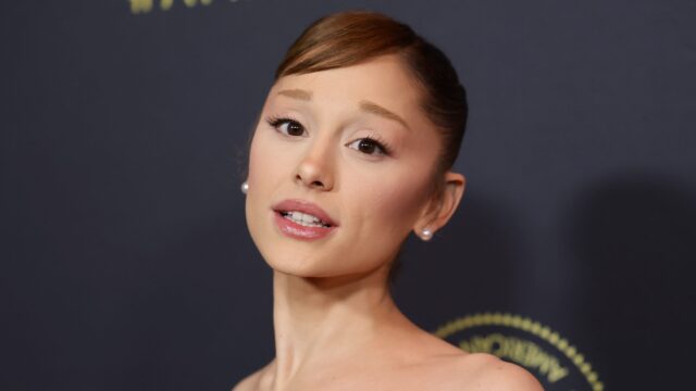 アリアナ・グランデが涙を流す