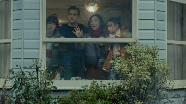 グレタ・リーとワグナー・モウラがNetflixのスリラー映画『ラストハウス』の予告編で、自宅に何年も閉じ込められる姿を披露‘